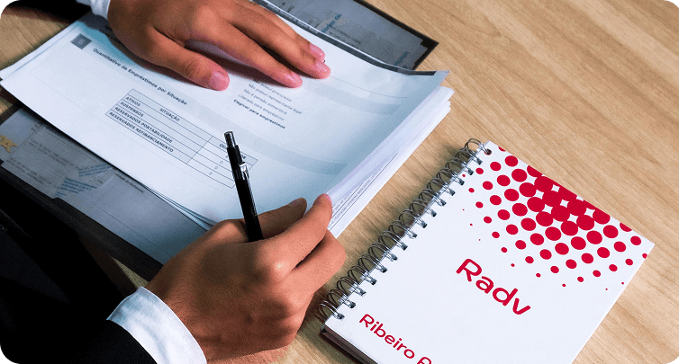 Advogado lendo documentos